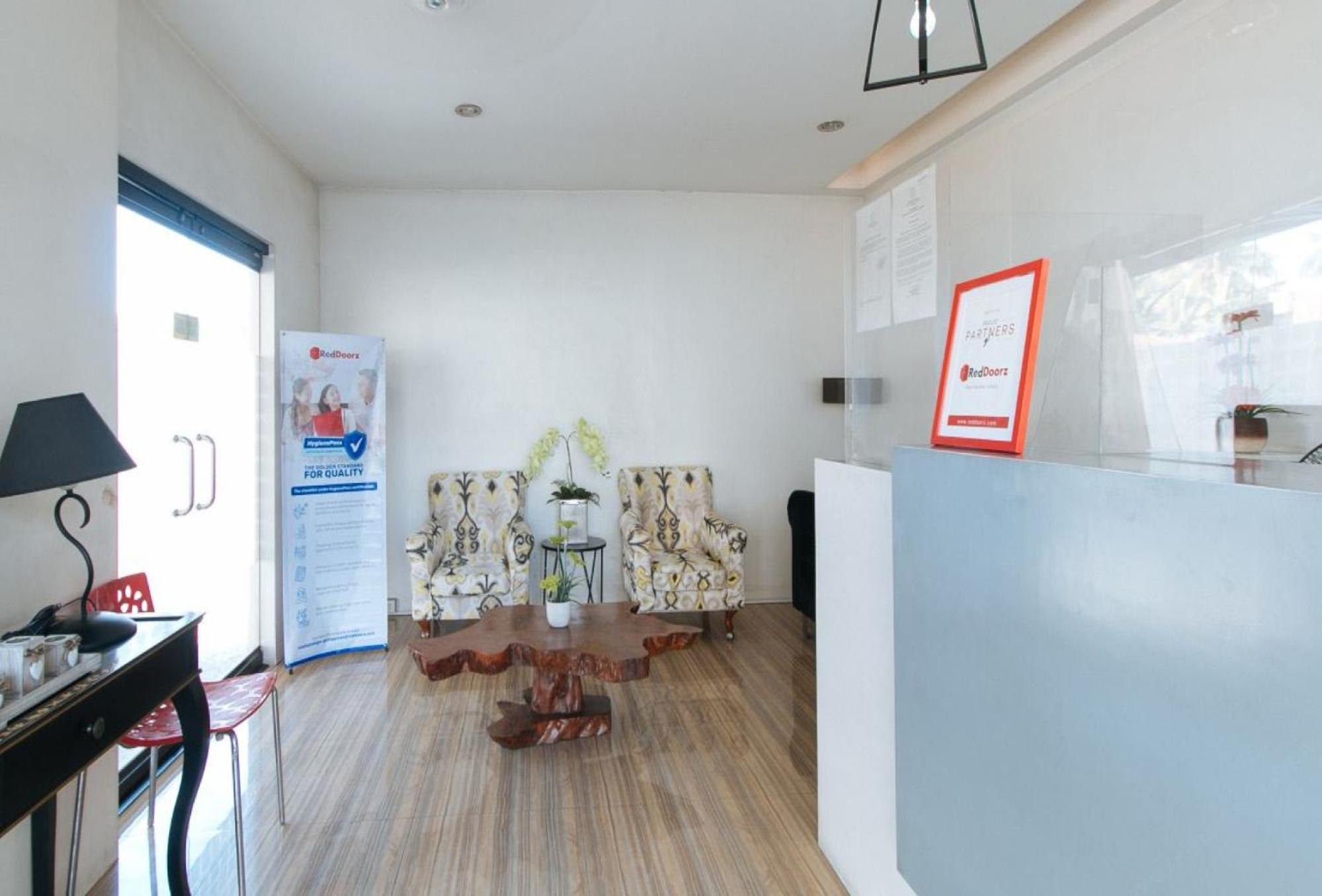 Reddoorz Plus @ Taj Hotel Tuguegarao Екстер'єр фото