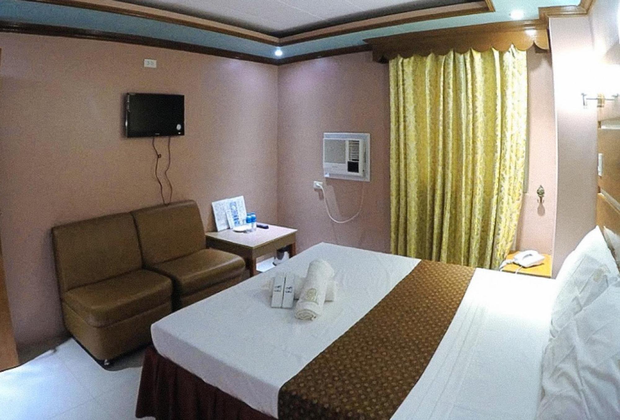 Reddoorz Plus @ Taj Hotel Tuguegarao Екстер'єр фото