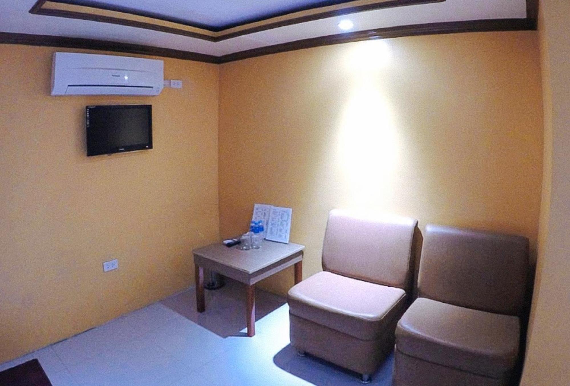 Reddoorz Plus @ Taj Hotel Tuguegarao Екстер'єр фото