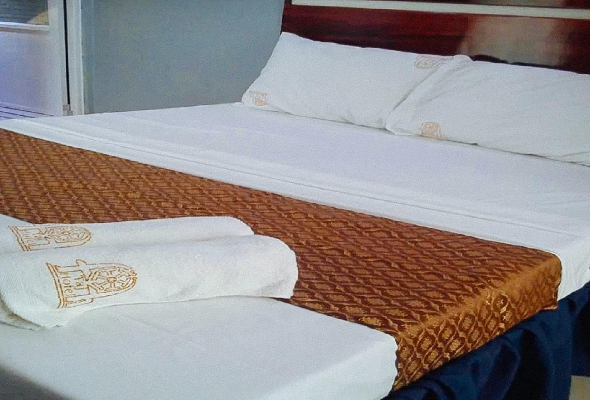 Reddoorz Plus @ Taj Hotel Tuguegarao Екстер'єр фото